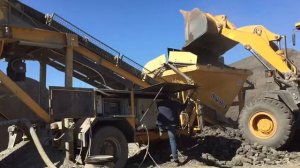 Работа мобильного  ГСУ , гидравлика убирает крупные куски из крошки