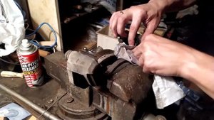 Как заменить передние тормозные диски и колодки Mitsubishi Outlander XL