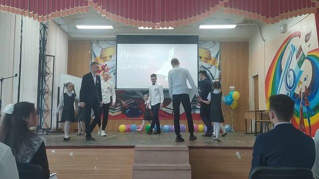 Трогательный до слёз танец выпускников и первоклассниц
