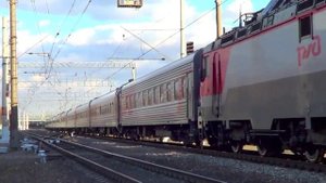 ЭП20-003 с поездом №30 + приветливый машинист:-)