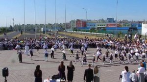 Танец с ленточками на линейке 1 сентября.