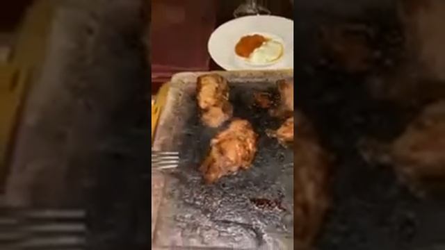 Эффектная подача стейка в ресторане смотреть онлайн