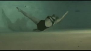 Красивая девушка танцует под водой - Beautiful girl underwater - Schöne Frau tanzt unterwasser