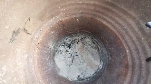 Сжигаем мусор на даче в бочке.