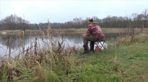 Рыбалка на крылатый поплавок за плотвой на дальний заброс на озере.mp4