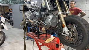 СЛЁЗЫ и БОЛЬ владельца МОТОЦИКЛА BMW R1200GS из США