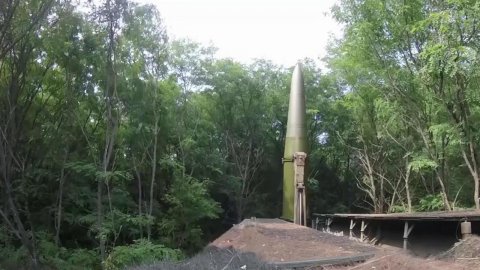 В Минобороны РФ опубликовали кадры боевой работы р...ивно-тактических ракетных комплексов "Искандер"