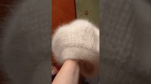 Берет спицами из ангорки.