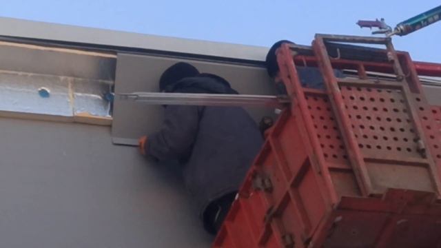 Проверка кровли тепловизором и утепление свеса: видео со скатной крыши в Икше смотреть онлайн