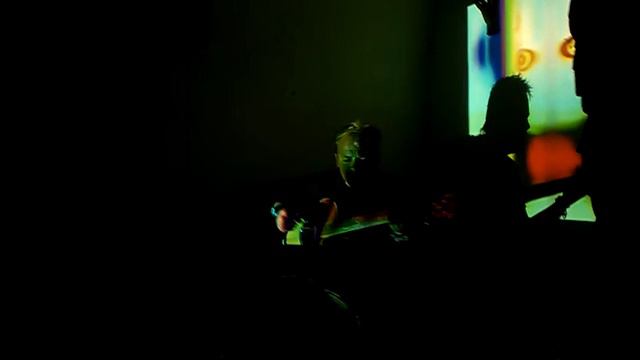 ЕЛенин играет на гитаре - «разрывая небеса» (квартирник "Баня" 2011 Дахаб Синай) смотреть онлайн