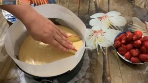 026 Шарлотка с яблоками и клубникой! BKYCHO!