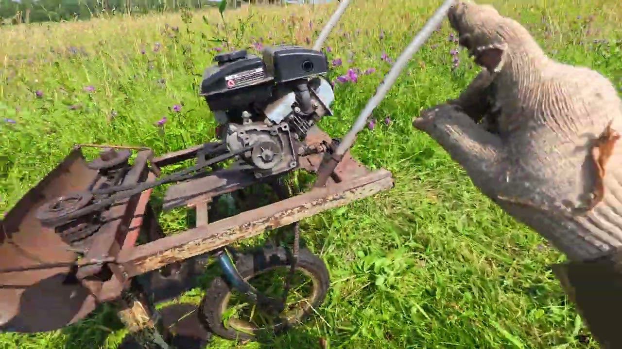 Роторная косилка накручивает траву.