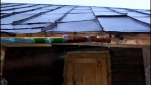 139ый день в деревне. Продолжаю стройку. Желоб из пластиковых бутылок