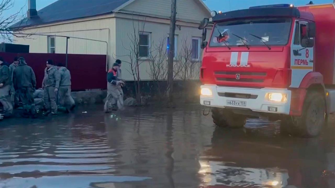 В Орске сотни спасателей на лодках эвакуируют людей в пункты временного размещения