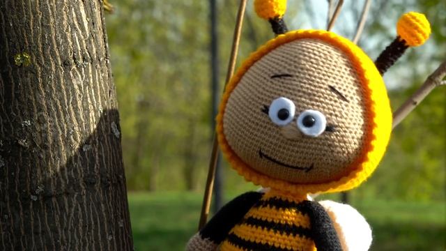 Маленькая Вера и её друг Бурый Медведь гуляют в парке и помогают животным