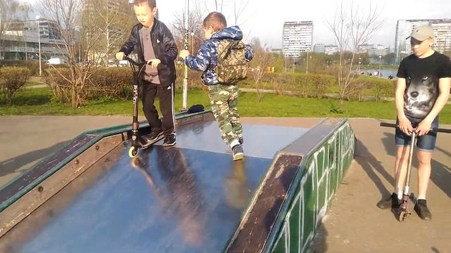 Злой школьник кидается на людей шок контент смотреть онлайн