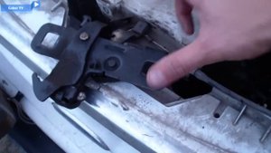 Исправляем плохо открывающийся замок капота Repair of a bad opening hood latch