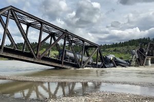 В США грузовой поезд упал в реку / События на ТВЦ