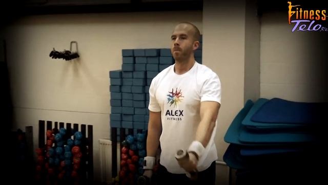 ПОДЪЕМ ГАНТЕЛЕЙ ПЕРЕД СОБОЙ ПООЧЕРЕДНО // упражнения для тренажерного зала