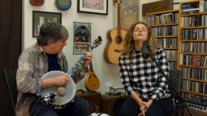 Béla Fleck & Abigail Washburn - "My Home's Across The Blue Ridge Mountains" | Fretboard Journal