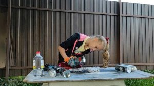 Вскрываю аэрозольный баллончик из под краски и достаю стеклянные и железные шарики