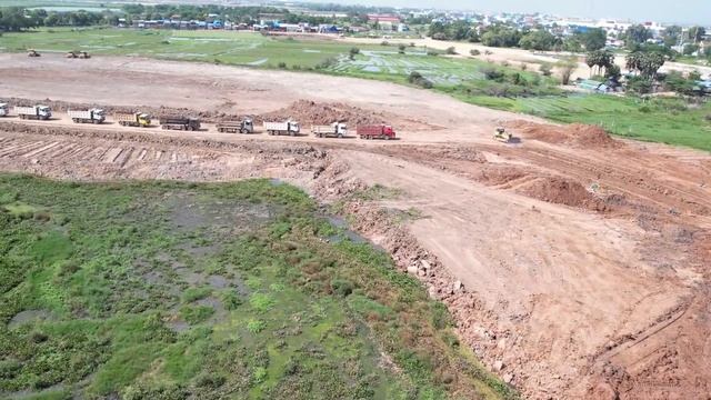 Super Machine Bulldozer SHANTUI Use His Power To Pushing Rolling Mud Dirt Dump Truck Unloading Dirt смотреть онлайн
