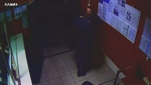 "Я ЗДЕСЬ ГЛАВНЫЙ" - ВЗБЕСИВШИЙСЯ МАЙОР ИЗБИВАЕТ ЧЕЛОВЕКА В ОТДЕЛЕ ПОЛИЦИИ