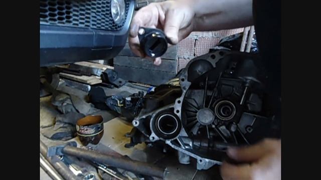 Разборка и сборка КПП Almera N 16.