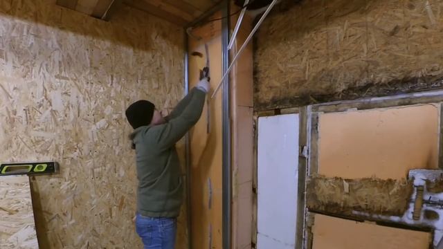 Утепление гаража своими руками за 13 минут, Insulating a Garage and Installing OSB Panels 13 minute смотреть онлайн