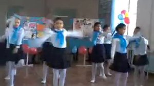 Школьный танец учат в школе