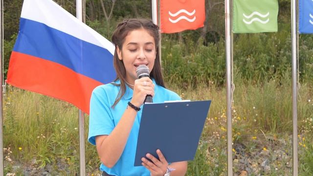 Утренняя линейка в честь Дня Государственного флага Российской Федерации смотреть онлайн