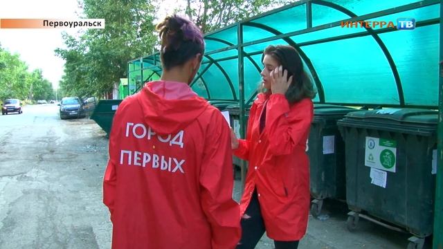 Волонтёры консультируют по сортировке мусора