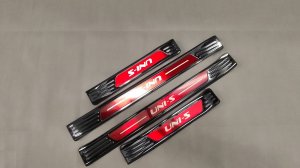 Накладки на внешний порог (черный титан, красный лого) для Changan UNI-S