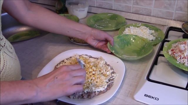 Салат слоями из рыбных консервов. Быстро и очень вкусно.
