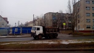 Грузовики возле школы в Минске