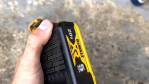 Стоит ли покупать? - МАСЛОЗАЩИЩЕННЫЙ прорезиненный аккумулятор DeWALT DCB205G тест и обзор Ч. 1