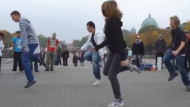 Молодежь танцует под татарскую гармонь! Просто отпад!