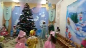 Новогодняя игра Вперед четыре шага, назад четыре шага.