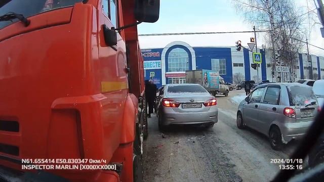 Богатырская силушка. ДТП с Беляшиком! Момент ДТП. КамАЗ против Мерса Т1)