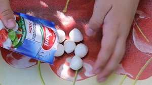 Салат "Летний" из огурцов, помидоров и сыра моцарелла.