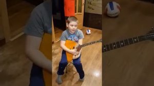 игра на балалайке