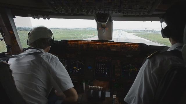 Работа экипажа грузового Боинг 747 вид из кабины пилотов самолета во время руления и взлета