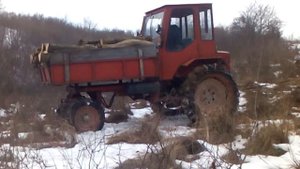 Трактор т-16 мг сходит с горы