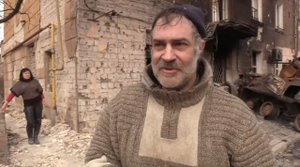 Житель Мариуполя показал свою разрушенную квартиру