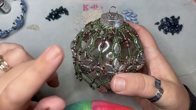 Christmas Flowers Ornament смотреть онлайн