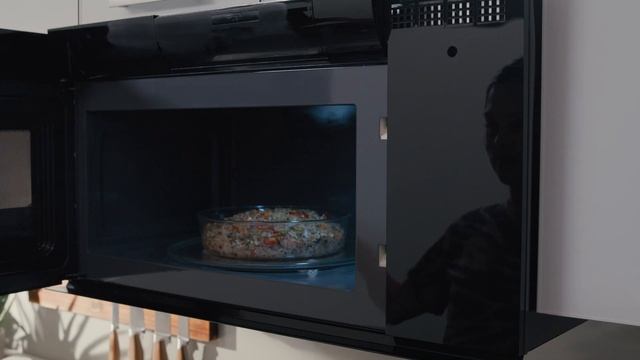 Haier Over-the-Range Microwave with Steam Cook Function смотреть онлайн