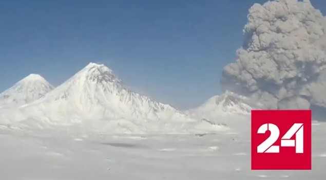 На Камчатке вулкан Безымянный выбросил новый столб пепла - Россия 24 
