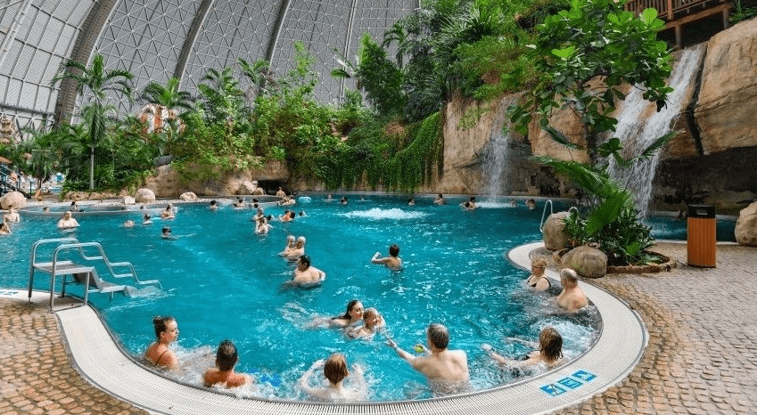 Отдыхающих засосало в семиметровую воронку бассейна в Израиле