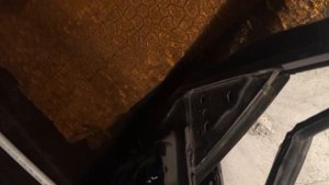 Mazda 323f для «чайников» #1 Снимаем стекло задней двери!