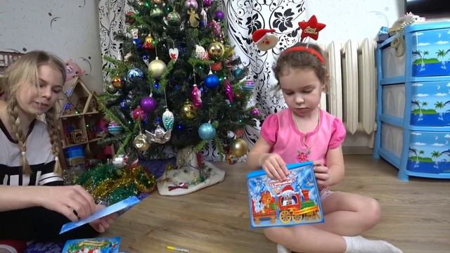 Вика и Вероника встречают Новый год! смотреть онлайн